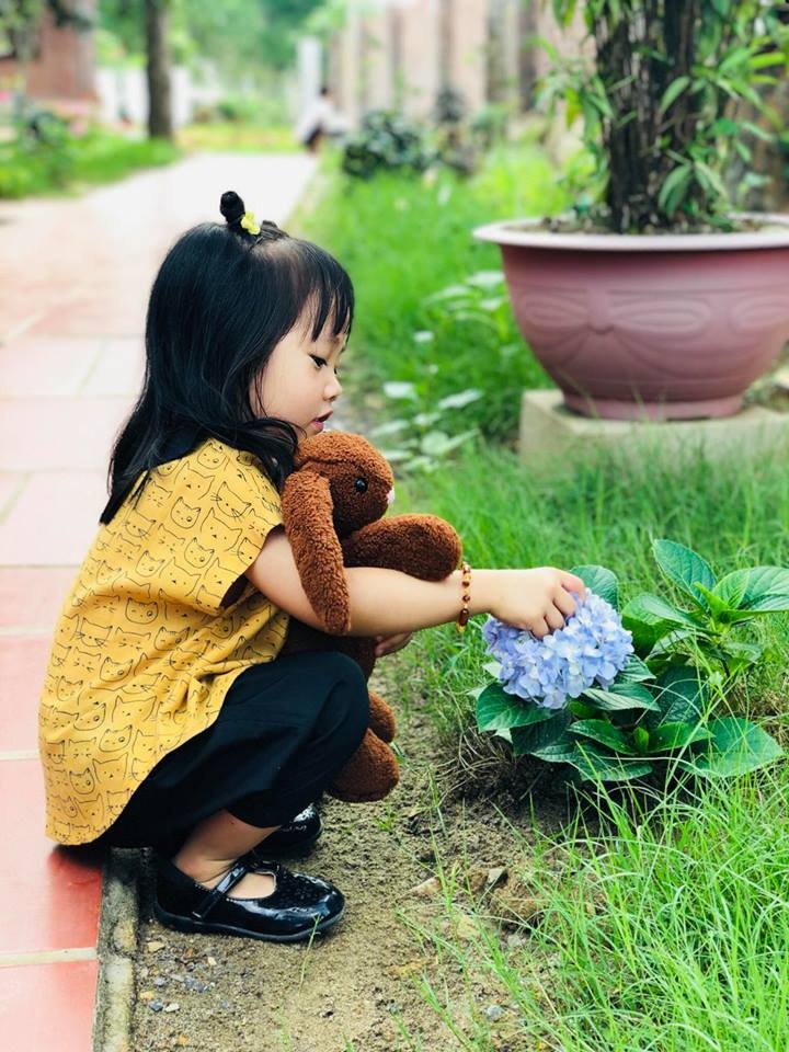 nghien mua quan ao cho con benh nang kho chua cua hoi me cuong con gai