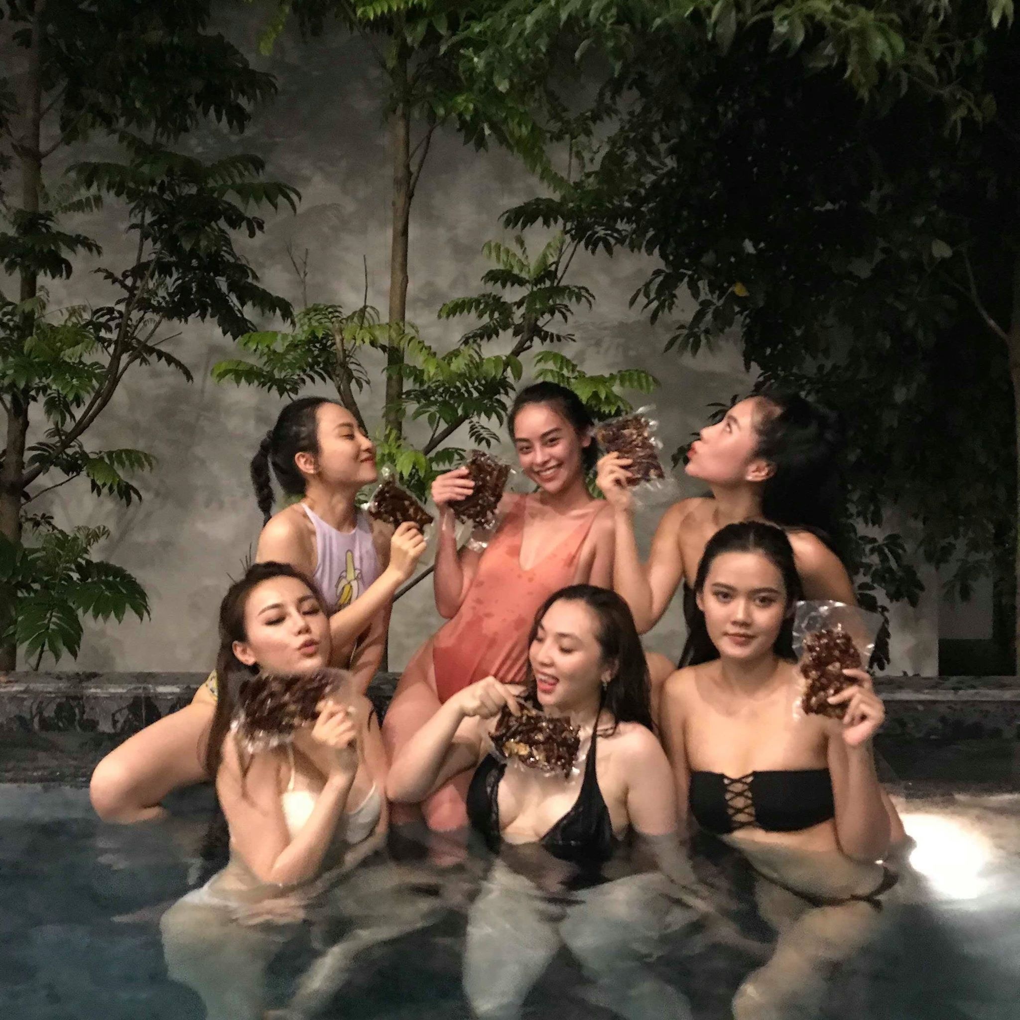 Bức ảnh hội bạn thân diện bikini nóng bỏng: Dù có chồng hay đang độc thân, phụ nữ luôn phải đẹp xuất sắc buc anh hoi ban than dien bikini nong bong du co chong hay dang doc than phu nu luon phai dep xuat sac