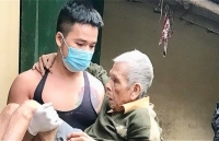 co dau om tien thach cuoi bo tron chu re cay dang ra ve