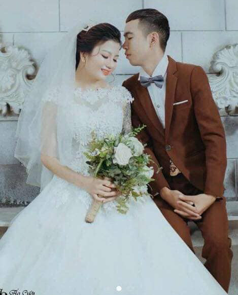 co dau om tien thach cuoi bo tron chu re cay dang ra ve
