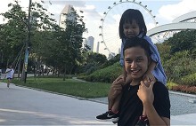 Ông bố vờ không biết tiếng Việt để con gái nói tiếng Anh