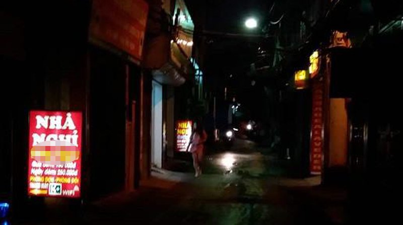 nguoi me om con dung suot dem truoc nha nghi khien nhan vien am anh