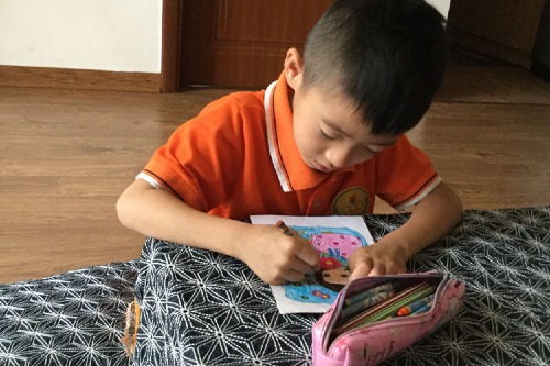 10 nam con di hoc toi chua mot lan tang qua cho giao vien