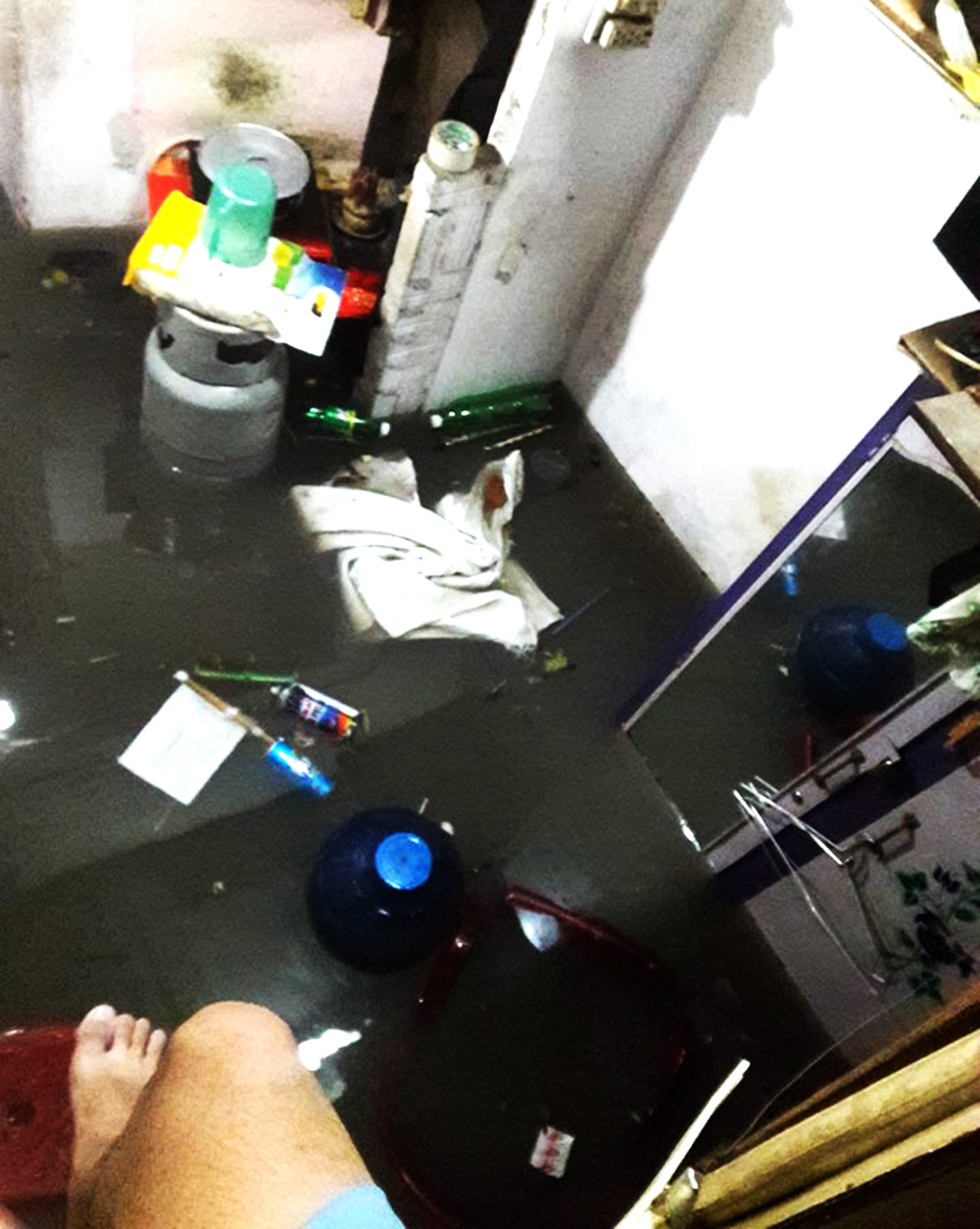 mua ngap lich su o tphcm ran ret boi vao nha an tiec cuoi trong bien nuoc