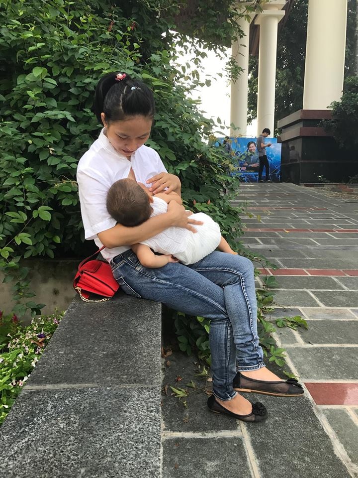 phan cam se dung khi vach ao khoe nguc noi cong cong ma khong co con ben canh