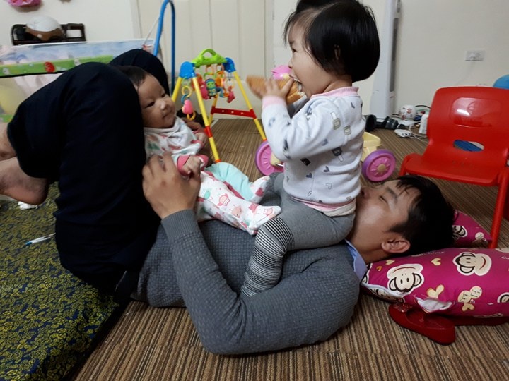 Nhật ký bố trông con: bố ngủ cứ ngủ, con thức cứ thức nhat ky bo trong con bo ngu cu ngu con thuc cu thuc