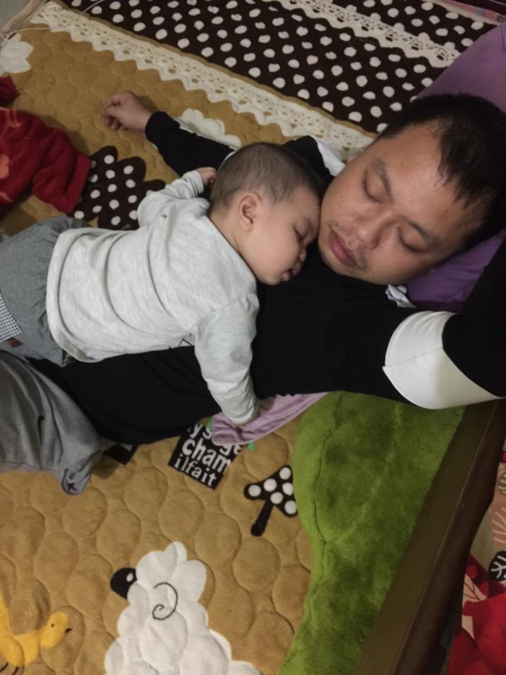 Nhật ký bố trông con: bố ngủ cứ ngủ, con thức cứ thức nhat ky bo trong con bo ngu cu ngu con thuc cu thuc