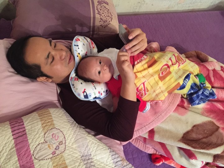 Nhật ký bố trông con: bố ngủ cứ ngủ, con thức cứ thức nhat ky bo trong con bo ngu cu ngu con thuc cu thuc