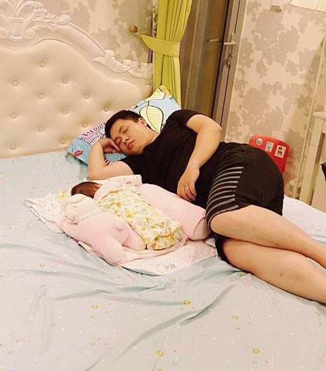 Nhật ký bố trông con: bố ngủ cứ ngủ, con thức cứ thức nhat ky bo trong con bo ngu cu ngu con thuc cu thuc