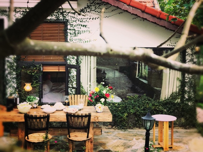 doi hoa hong trong nha vuon phong cach resort cua btv truyen hinh