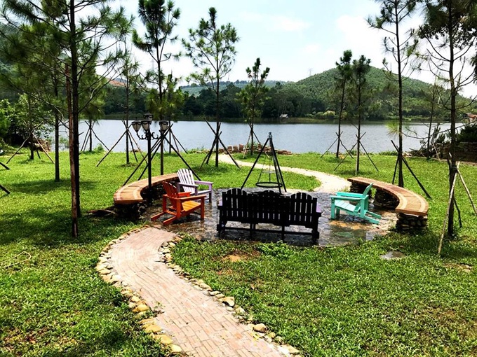doi hoa hong trong nha vuon phong cach resort cua btv truyen hinh