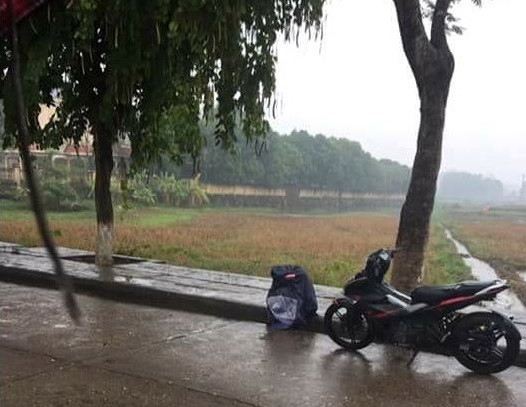 chang trai khoc duoi mua 3 tieng sau khi ban gai bo vi di xe so