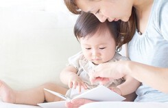 Trẻ chậm nói, tự chơi một mình có phải là dấu hiệu của chứng tự kỉ?
