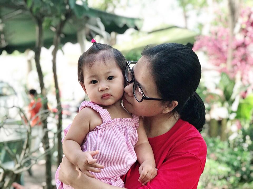 Ăn dặm BLW, bé 11 tháng tuổi biết gặm đùi gà, ăn chủ động như người lớn an dam blw be 11 thang tuoi biet gam dui ga an chu dong nhu nguoi lon