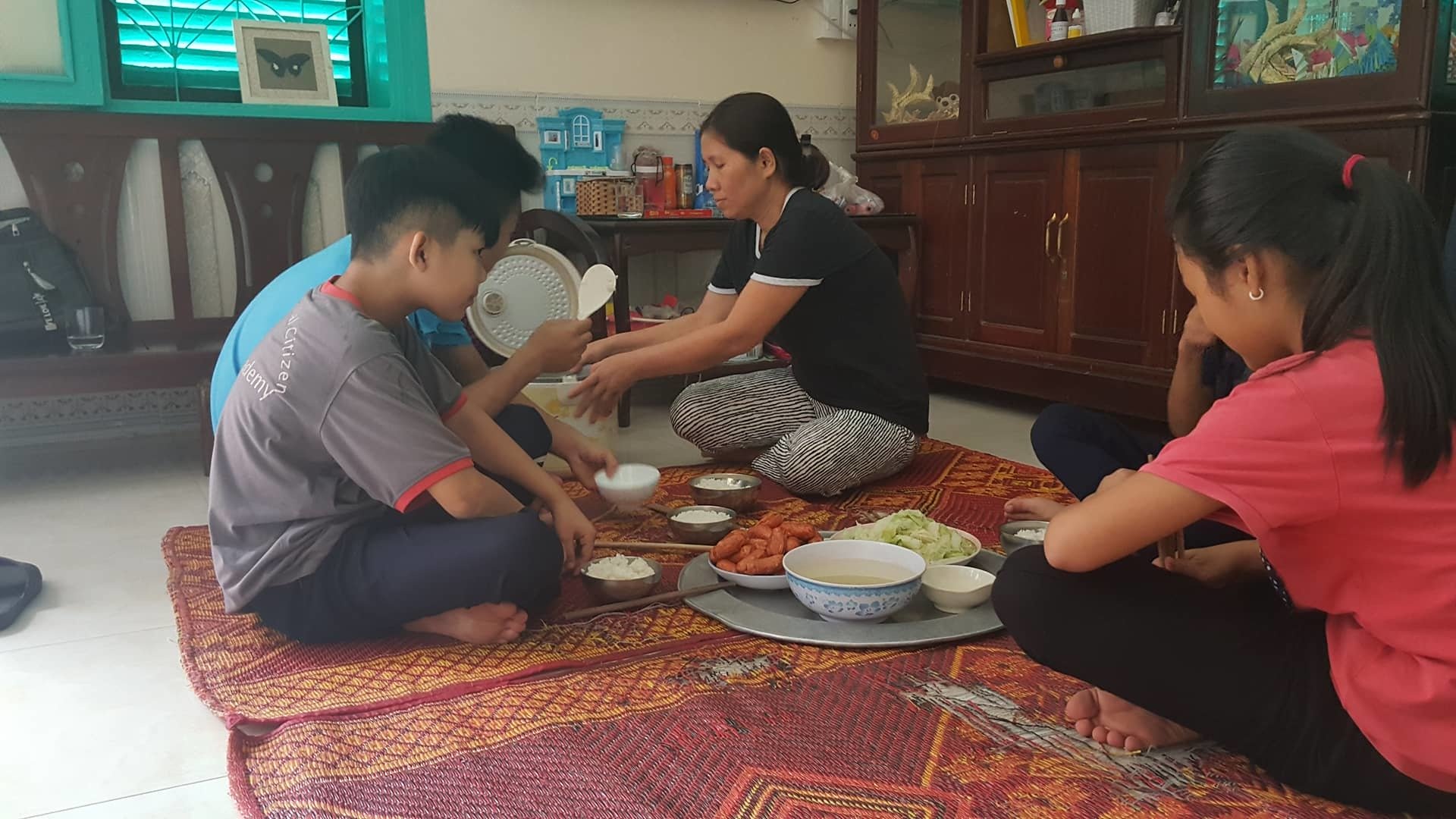 nguoi me don than nuoi 7 con trong can nha dac biet giua long ha noi