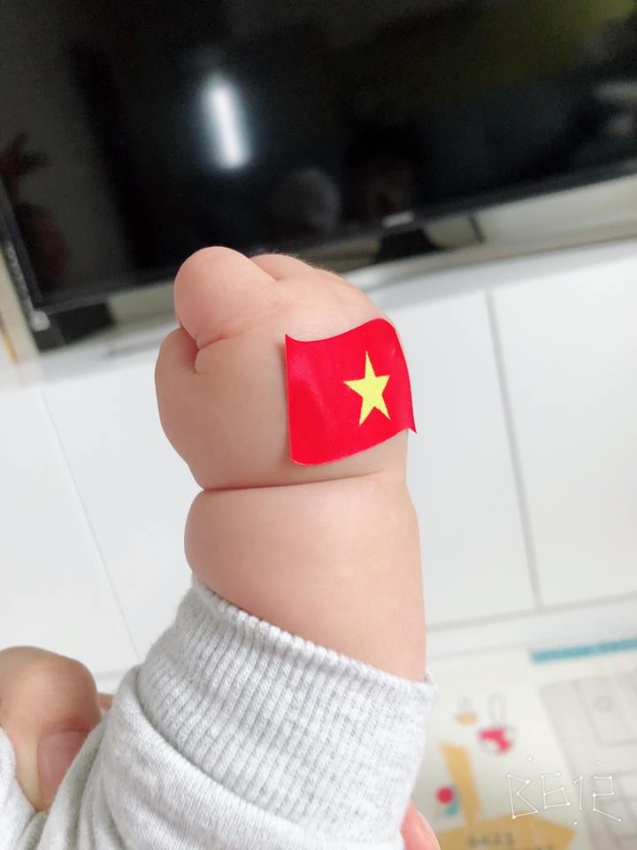 da tim ra em be co ban tay quoc dan duoc dan mang dong loat thay anh co vu doi tuyen viet nam