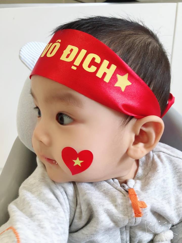 da tim ra em be co ban tay quoc dan duoc dan mang dong loat thay anh co vu doi tuyen viet nam