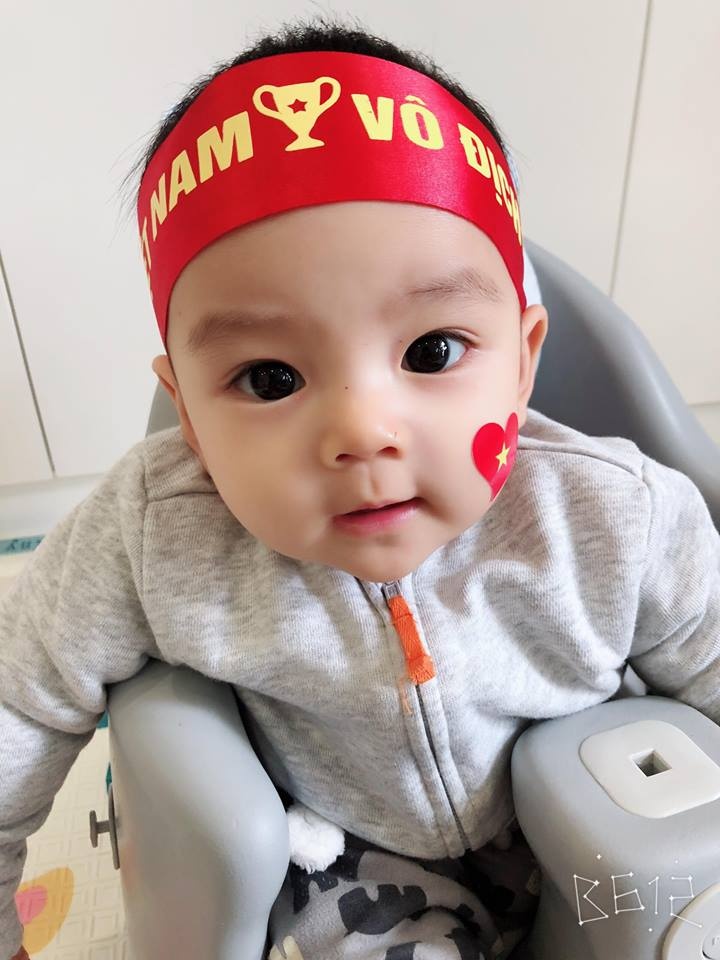 da tim ra em be co ban tay quoc dan duoc dan mang dong loat thay anh co vu doi tuyen viet nam