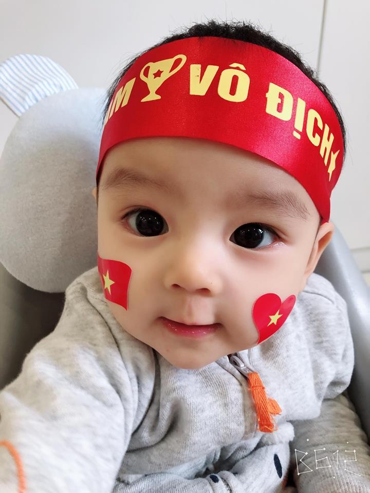 da tim ra em be co ban tay quoc dan duoc dan mang dong loat thay anh co vu doi tuyen viet nam