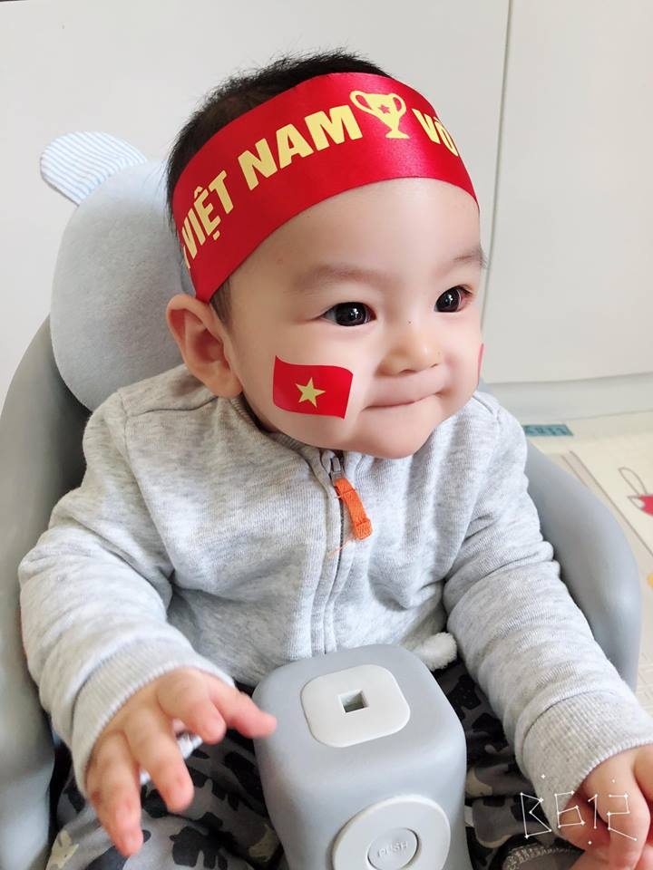 da tim ra em be co ban tay quoc dan duoc dan mang dong loat thay anh co vu doi tuyen viet nam