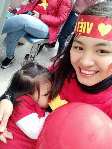 viet nam vo dich aff cup 2018 hoi me bim sua co cach an mung co 1 0 2 nay
