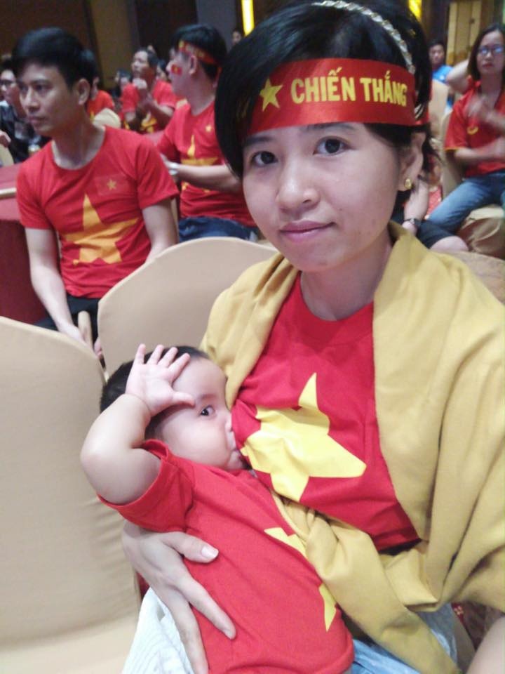 viet nam vo dich aff cup 2018 hoi me bim sua co cach an mung co 1 0 2 nay