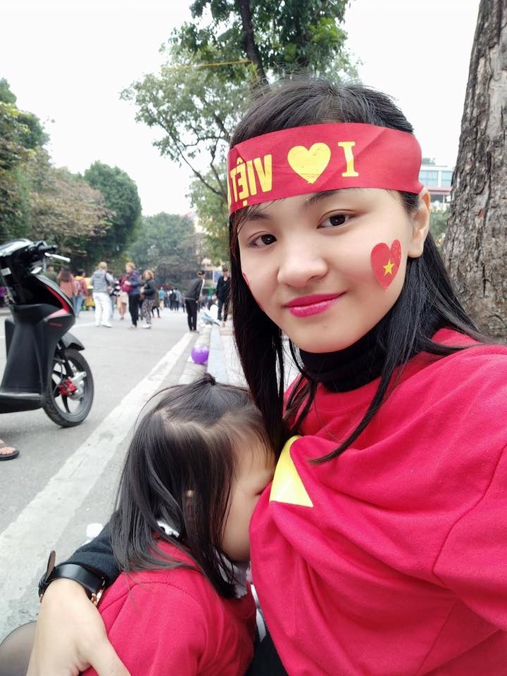 viet nam vo dich aff cup 2018 hoi me bim sua co cach an mung co 1 0 2 nay
