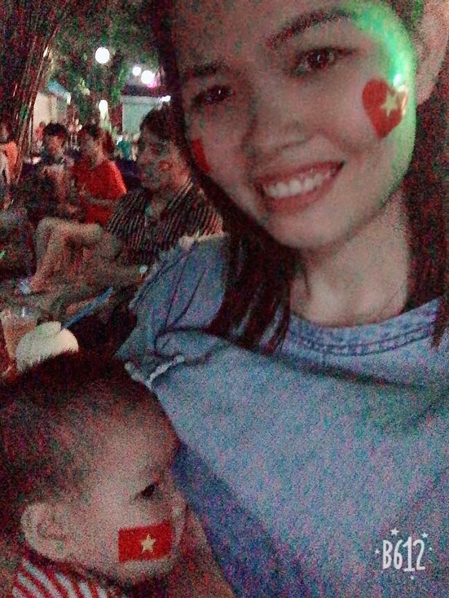 viet nam vo dich aff cup 2018 hoi me bim sua co cach an mung co 1 0 2 nay