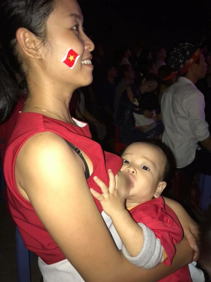viet nam vo dich aff cup 2018 hoi me bim sua co cach an mung co 1 0 2 nay