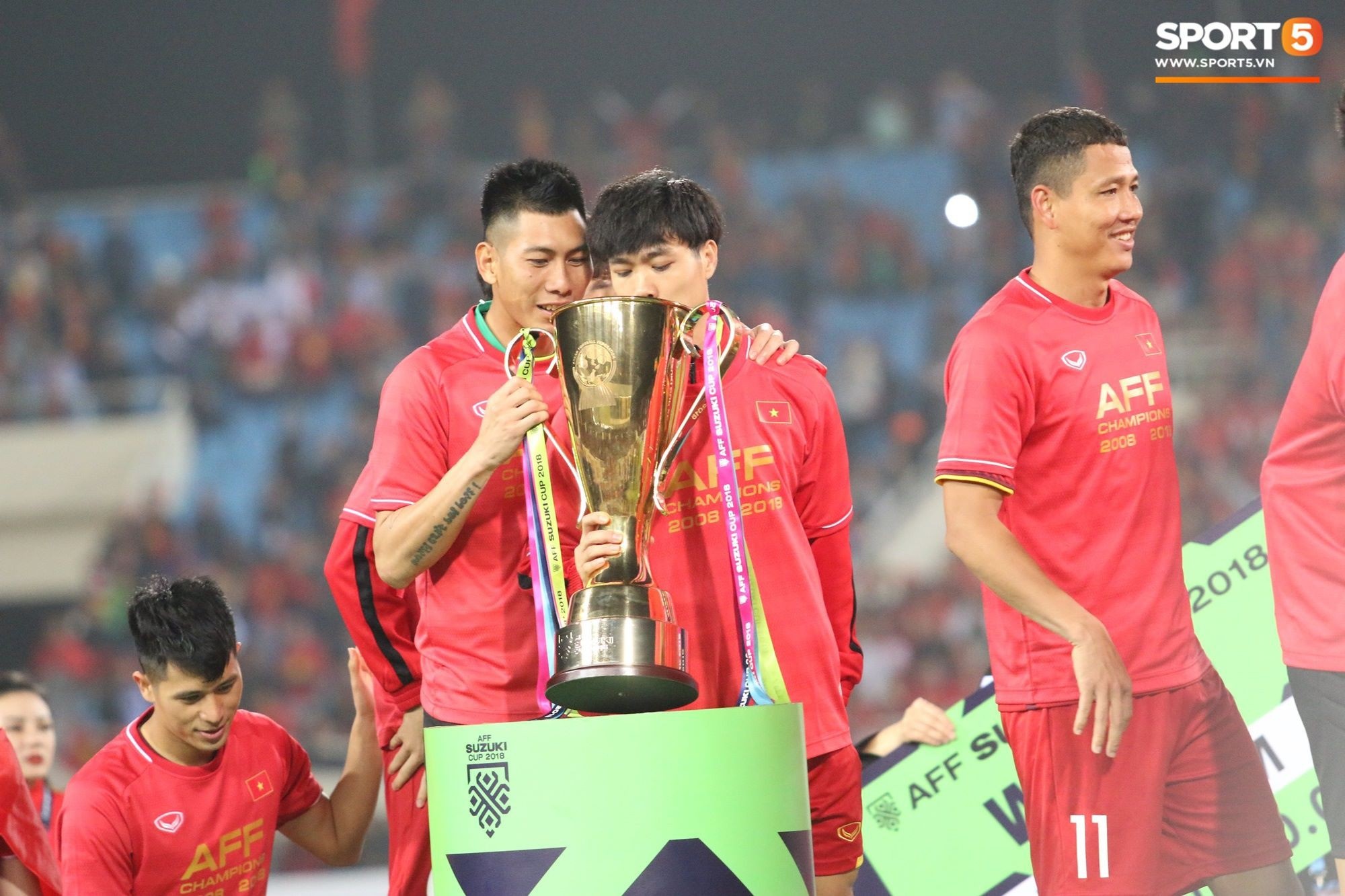 Những khoảnh khắc hài hước của đội tuyển Việt Nam sau khi vô địch AFF Cup 2018 nhung khoanh khac hai huoc cua doi tuyen viet nam sau khi gianh vo dich aff cup 2018