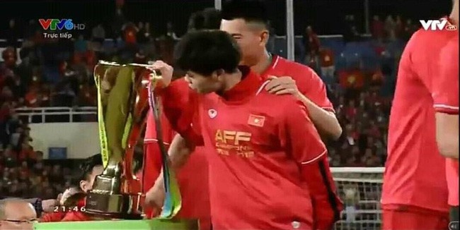 Những khoảnh khắc hài hước của đội tuyển Việt Nam sau khi vô địch AFF Cup 2018 nhung khoanh khac hai huoc cua doi tuyen viet nam sau khi gianh vo dich aff cup 2018