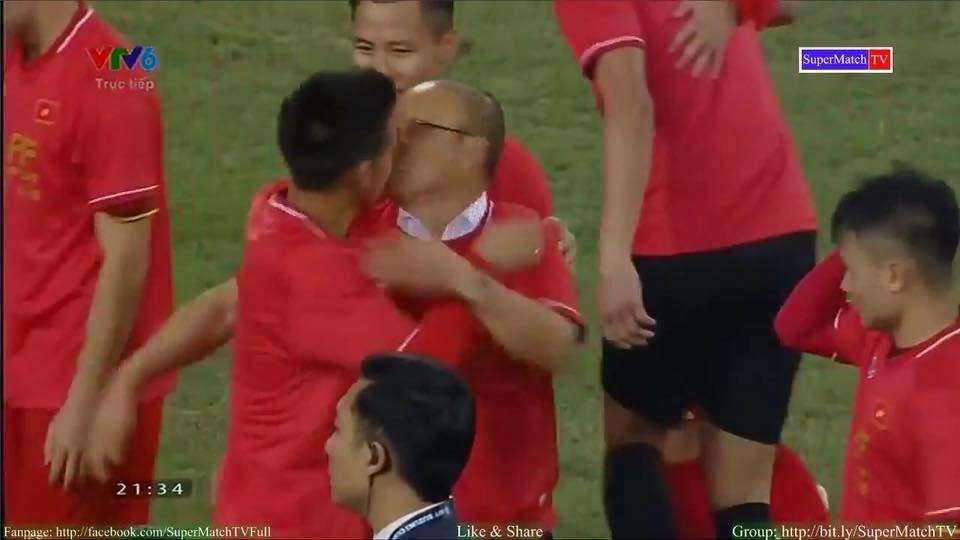 Những khoảnh khắc hài hước của đội tuyển Việt Nam sau khi vô địch AFF Cup 2018 nhung khoanh khac hai huoc cua doi tuyen viet nam sau khi gianh vo dich aff cup 2018