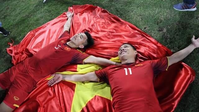 Những khoảnh khắc hài hước của đội tuyển Việt Nam sau khi vô địch AFF Cup 2018 nhung khoanh khac hai huoc cua doi tuyen viet nam sau khi gianh vo dich aff cup 2018