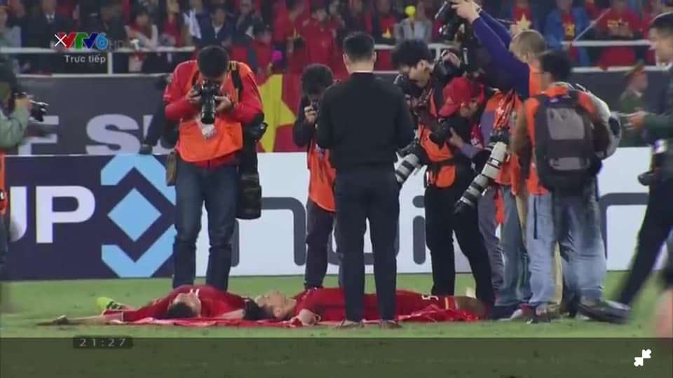 Những khoảnh khắc hài hước của đội tuyển Việt Nam sau khi vô địch AFF Cup 2018 nhung khoanh khac hai huoc cua doi tuyen viet nam sau khi gianh vo dich aff cup 2018