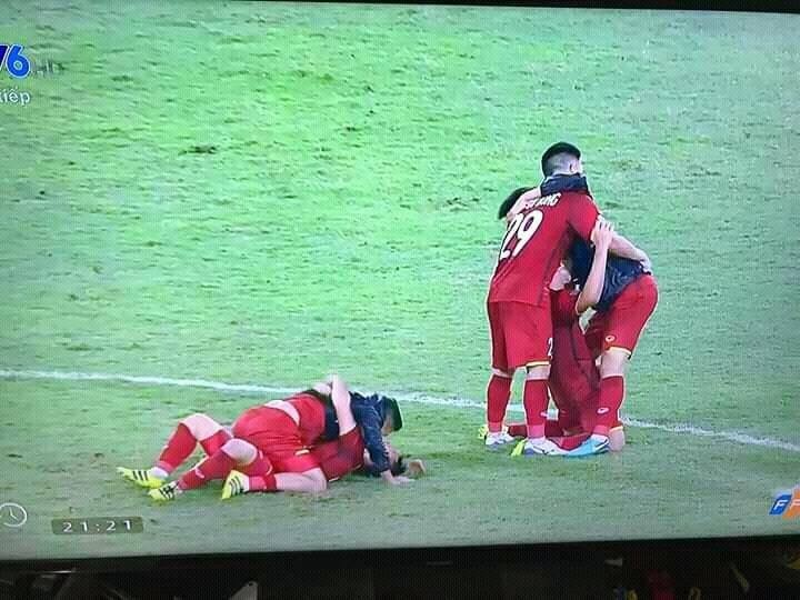 Những khoảnh khắc hài hước của đội tuyển Việt Nam sau khi vô địch AFF Cup 2018 nhung khoanh khac hai huoc cua doi tuyen viet nam sau khi gianh vo dich aff cup 2018