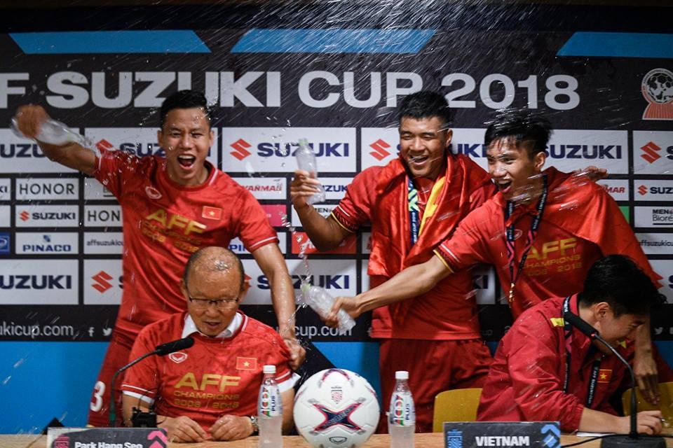 Những khoảnh khắc hài hước của đội tuyển Việt Nam sau khi vô địch AFF Cup 2018 nhung khoanh khac hai huoc cua doi tuyen viet nam sau khi gianh vo dich aff cup 2018