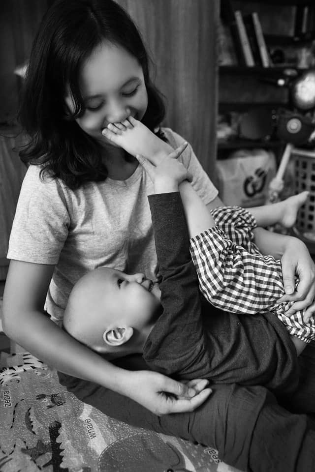 24 gio cua tom bo anh ve em be 4 tuoi bi u nao dang yeu nhung khong dang thuong