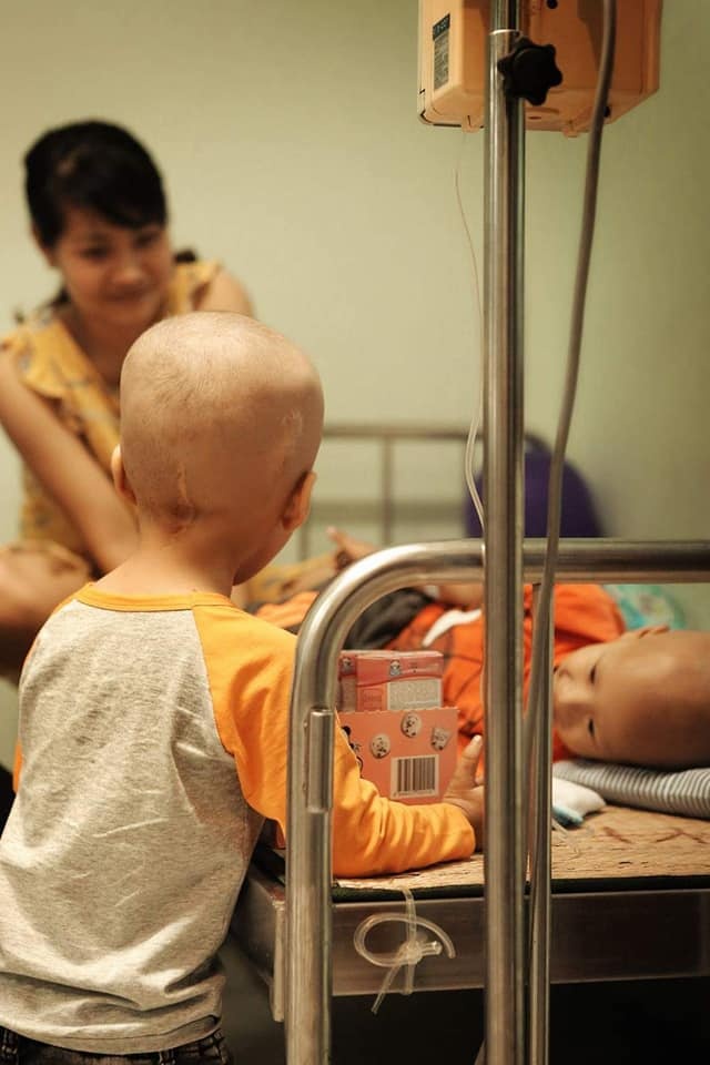 24 gio cua tom bo anh ve em be 4 tuoi bi u nao dang yeu nhung khong dang thuong