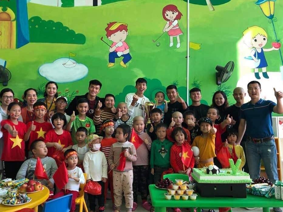Quang Hải, Văn Hậu giữ lời hứa trao cúp tới cậu bé ung thư quang hai van hau giu loi hua trao cup toi cau be ung thu