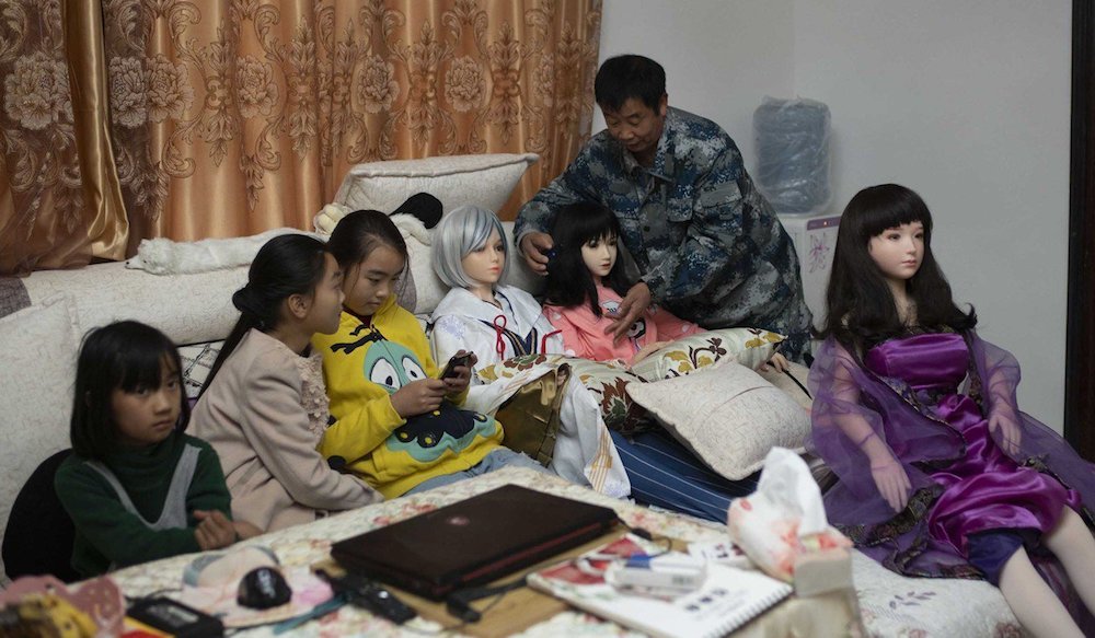 nguoi dan ong 60 tuoi mua bup be tinh duc tram trieu coi nhu con gai