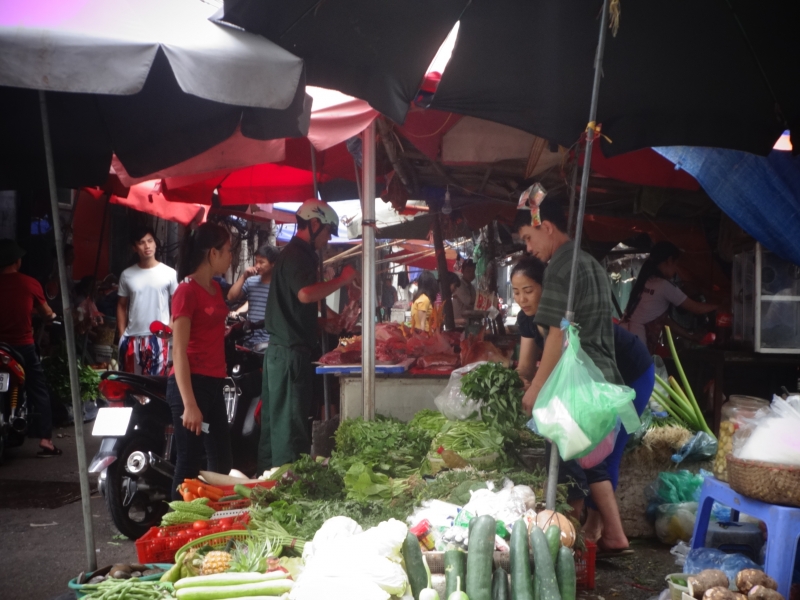 tai ha noi gia thuc pham tang nhe sau ngay mua bao