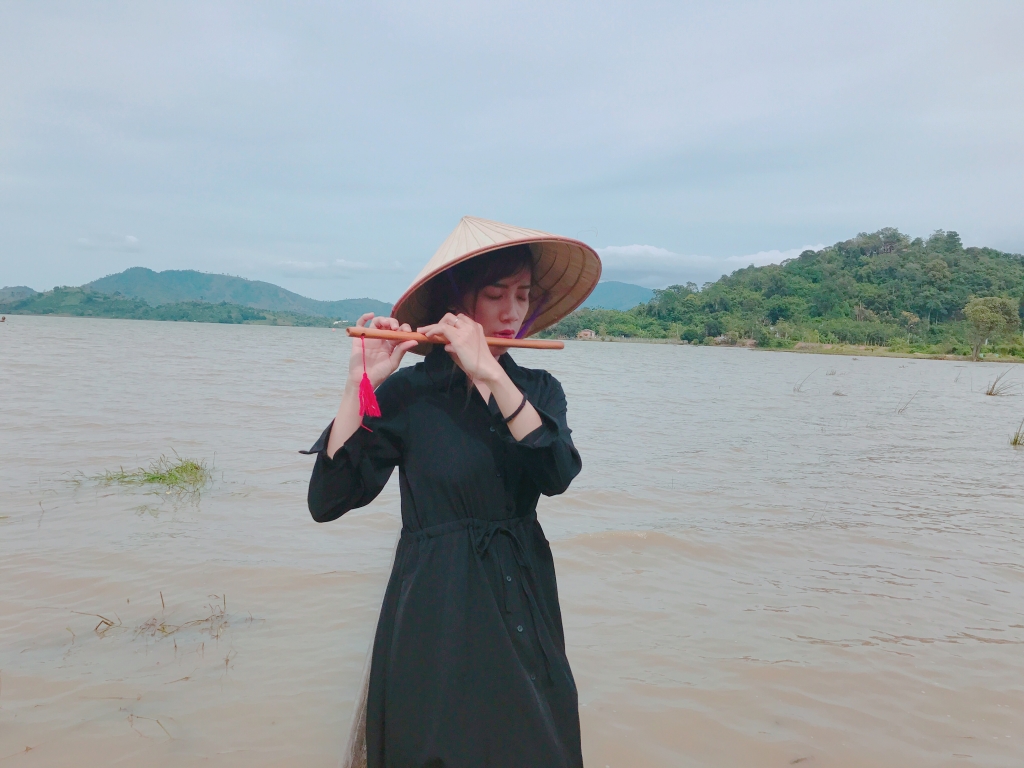 Chuyện cô nàng biên tập viên xinh đẹp đội nón lá đi khắp Việt Nam chuyen co nang bien tap vien xinh dep doi non la di khap viet nam