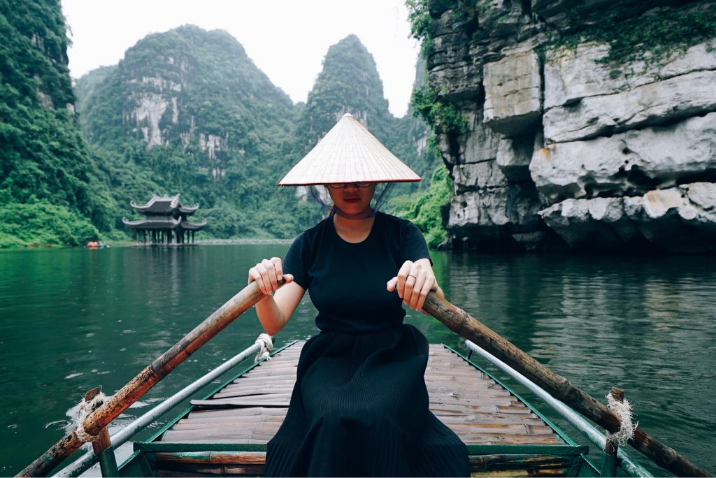 Chuyện cô nàng biên tập viên xinh đẹp đội nón lá đi khắp Việt Nam chuyen co nang bien tap vien xinh dep doi non la di khap viet nam