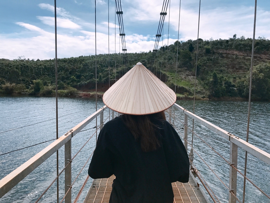 chuyen co nang bien tap vien xinh dep doi non la di khap viet nam