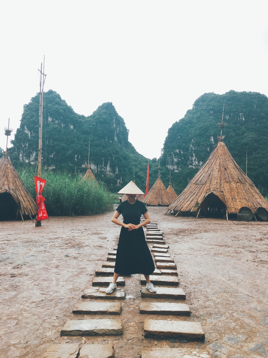 chuyen co nang bien tap vien xinh dep doi non la di khap viet nam
