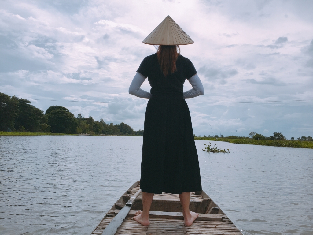 chuyen co nang bien tap vien xinh dep doi non la di khap viet nam