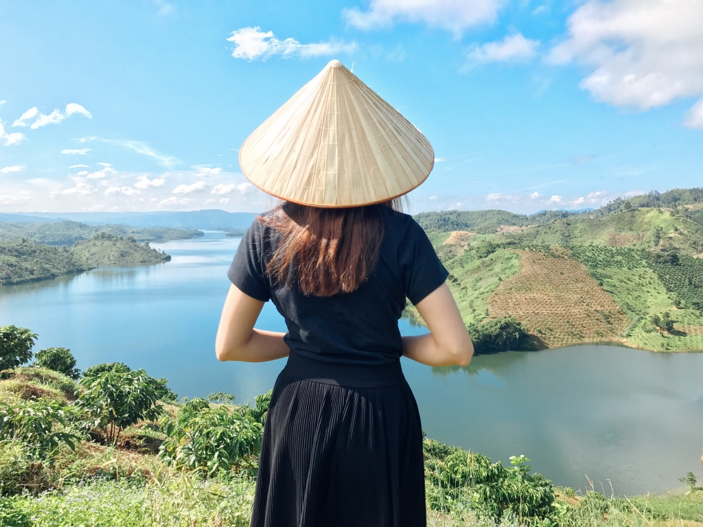 chuyen co nang bien tap vien xinh dep doi non la di khap viet nam