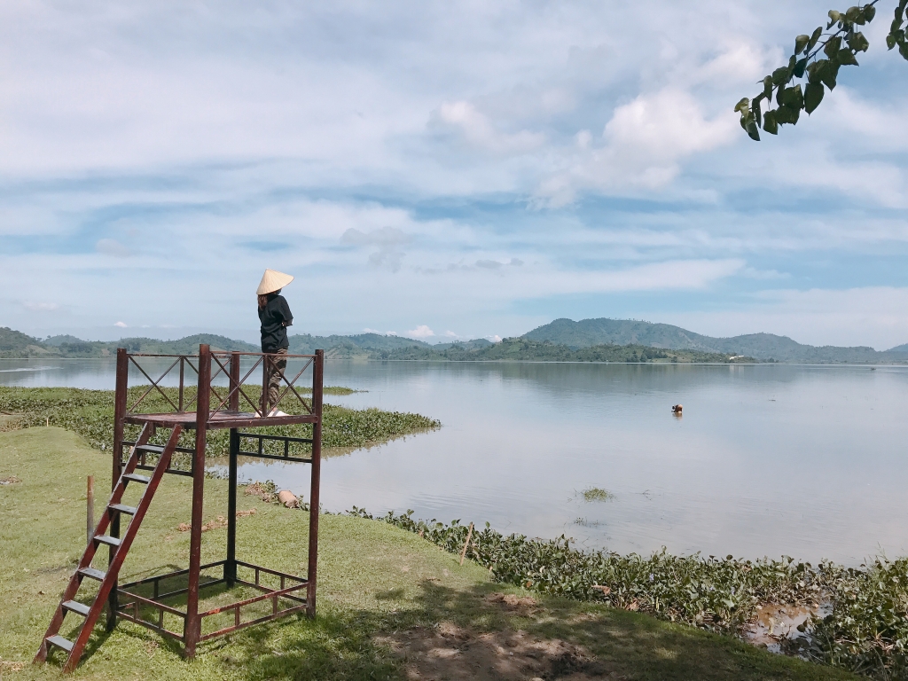 chuyen co nang bien tap vien xinh dep doi non la di khap viet nam