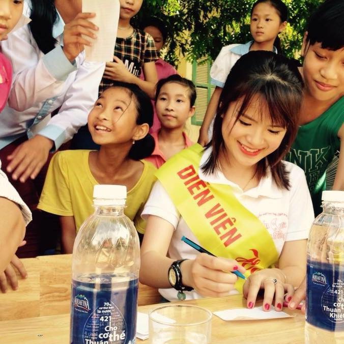 9x xinh dep tro thanh mc vtv den voi dien xuat tu khi con nho