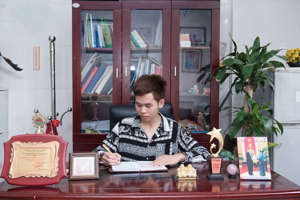 goc khuat dang sau anh hao quanh cua ong trum hotgirl dat bac